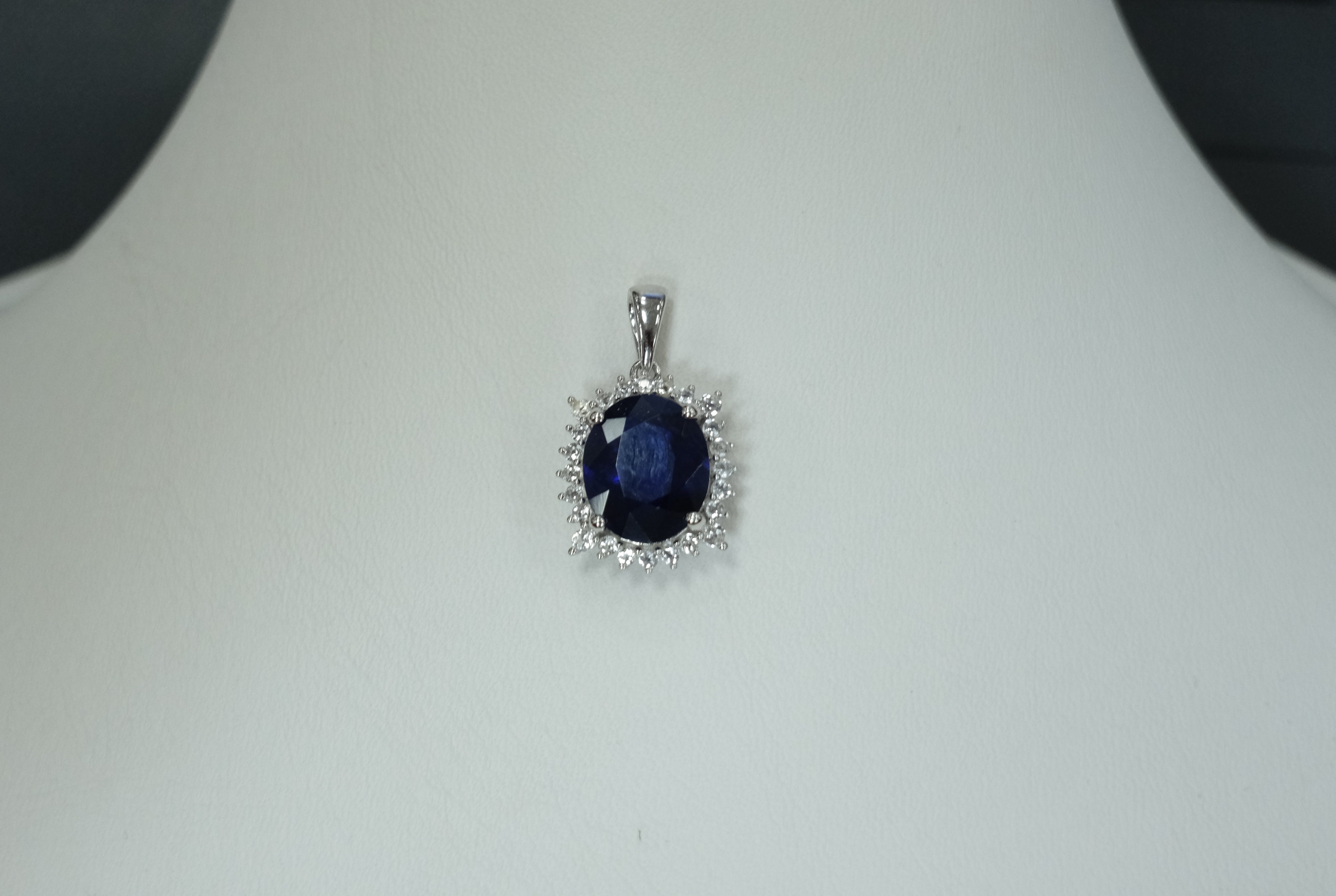 Серебряная подвеска с сапфиром